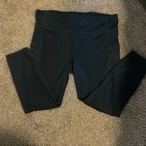 Fabelitics 3/4 leggings. Very talk teal color